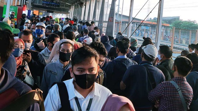 TransJakarta bus stops packed with passengers; employees were required to work from office during the New Normal period (June 2020) / kumparan/Iman Taufiq Hidayatullah